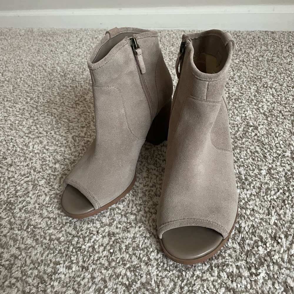 Crown Vintage Frankie 7M Women's Peep Toe Bootie Taupe Stacked Heel